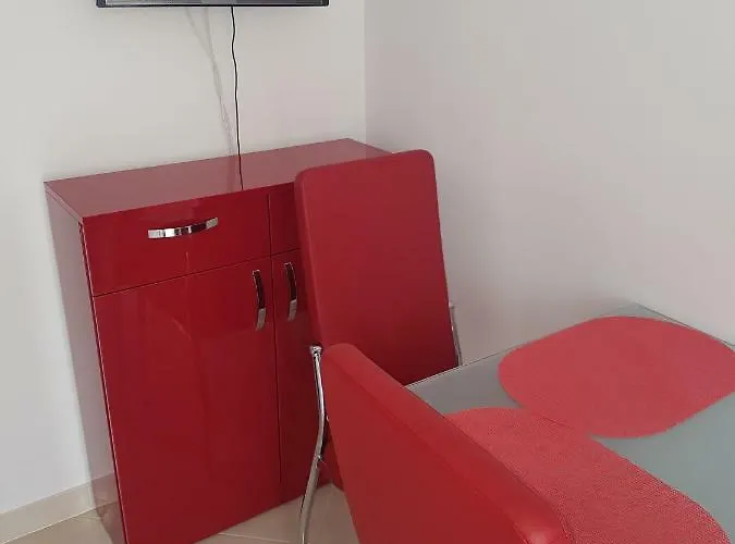 Anita, Stupin Celine アパート